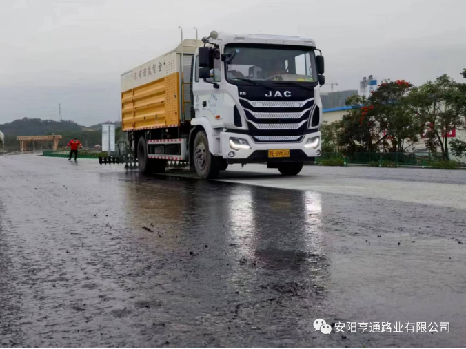 祝賀我司深汕西項目透層、封層試驗段圓 滿成功